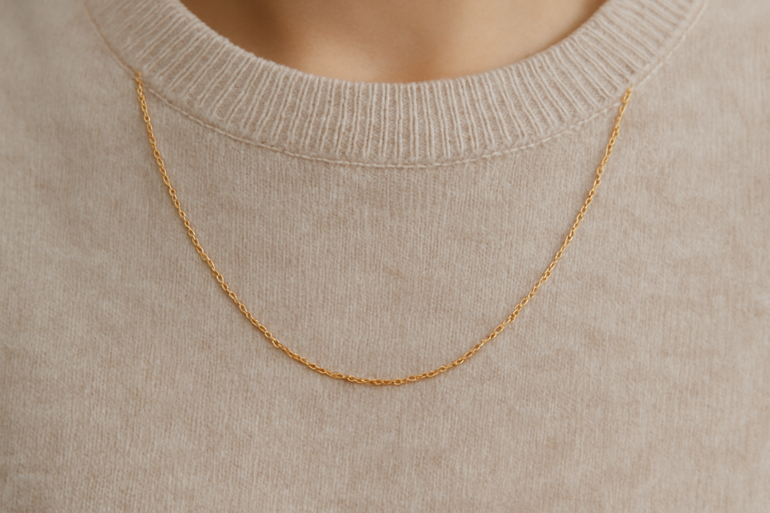 collier discret posé sur pull uni