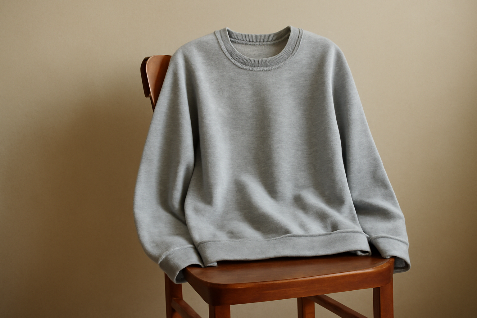 sweat posé sur chaise en bois