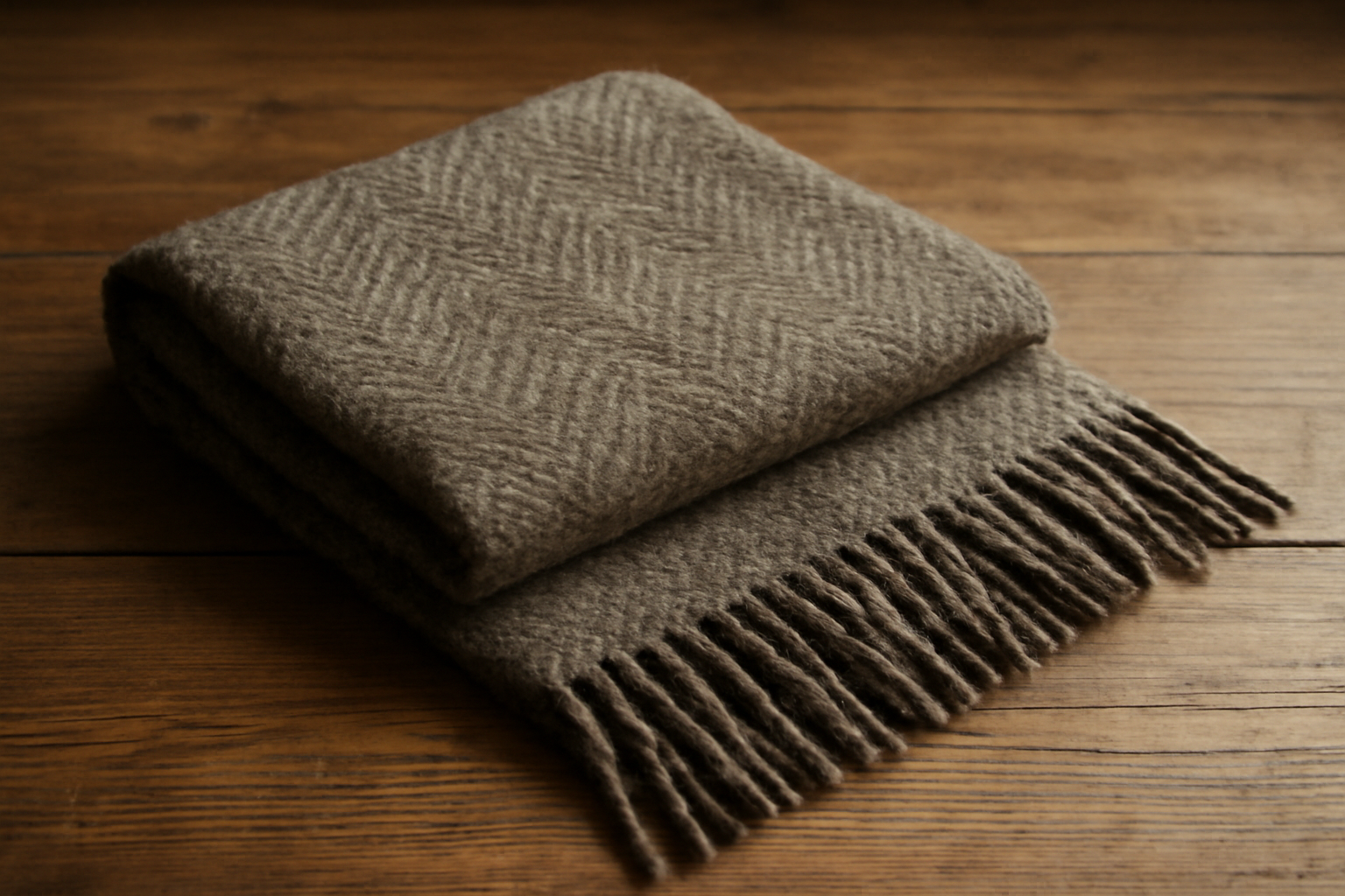 foulard en laine posé sur table en bois