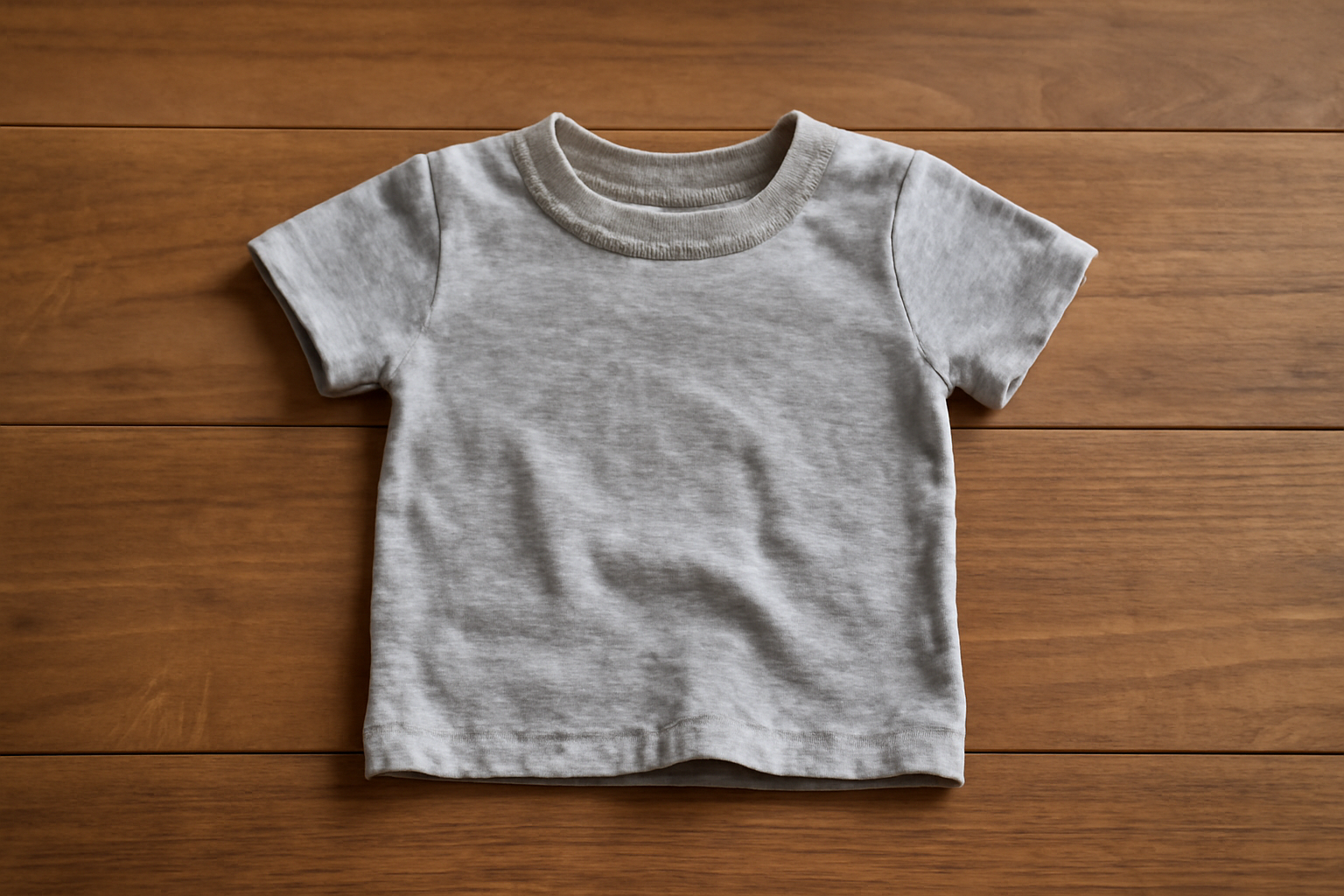 t-shirt rétréci posé sur table en bois