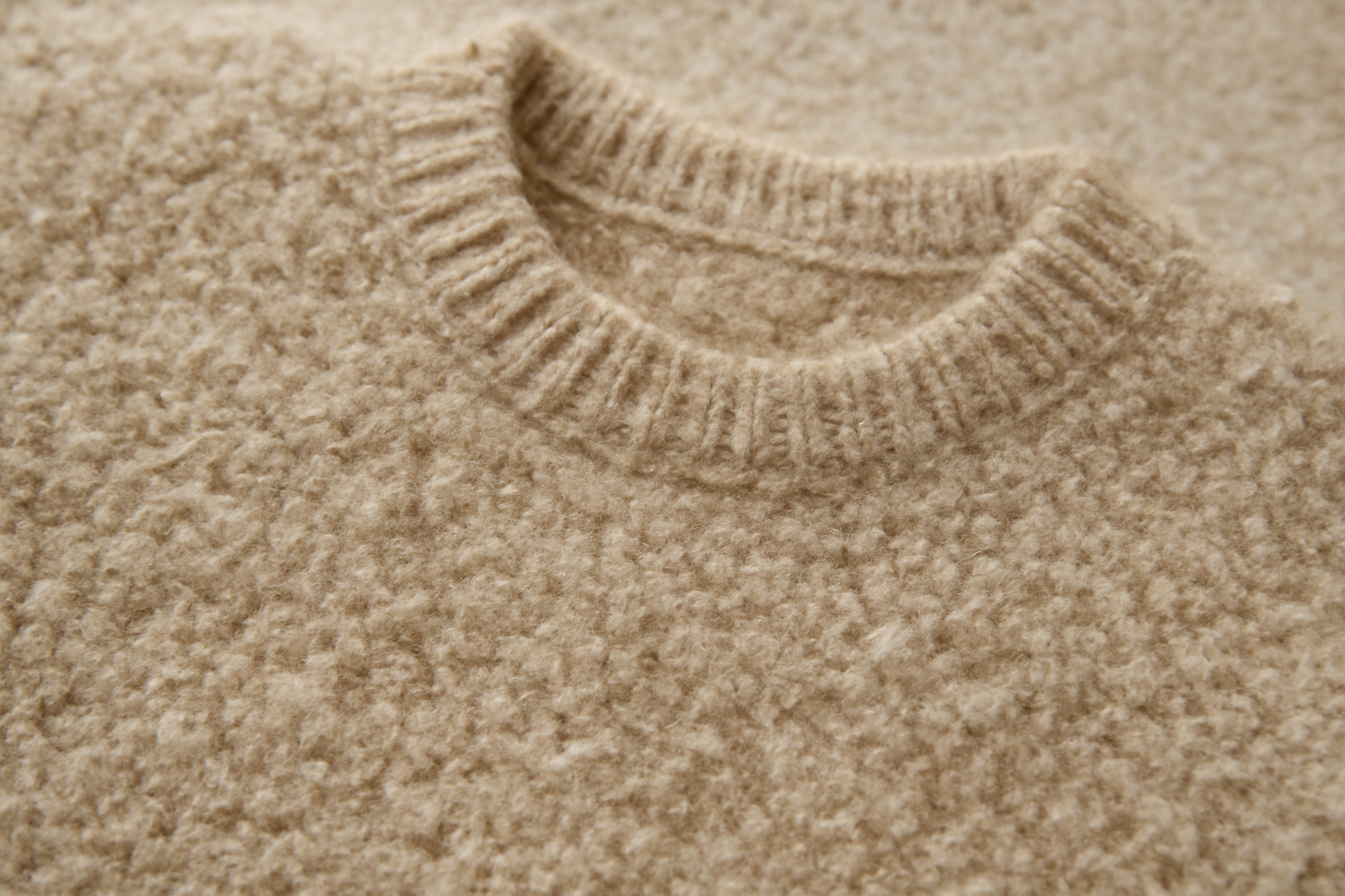 gros plan sur pull en maille boulochee