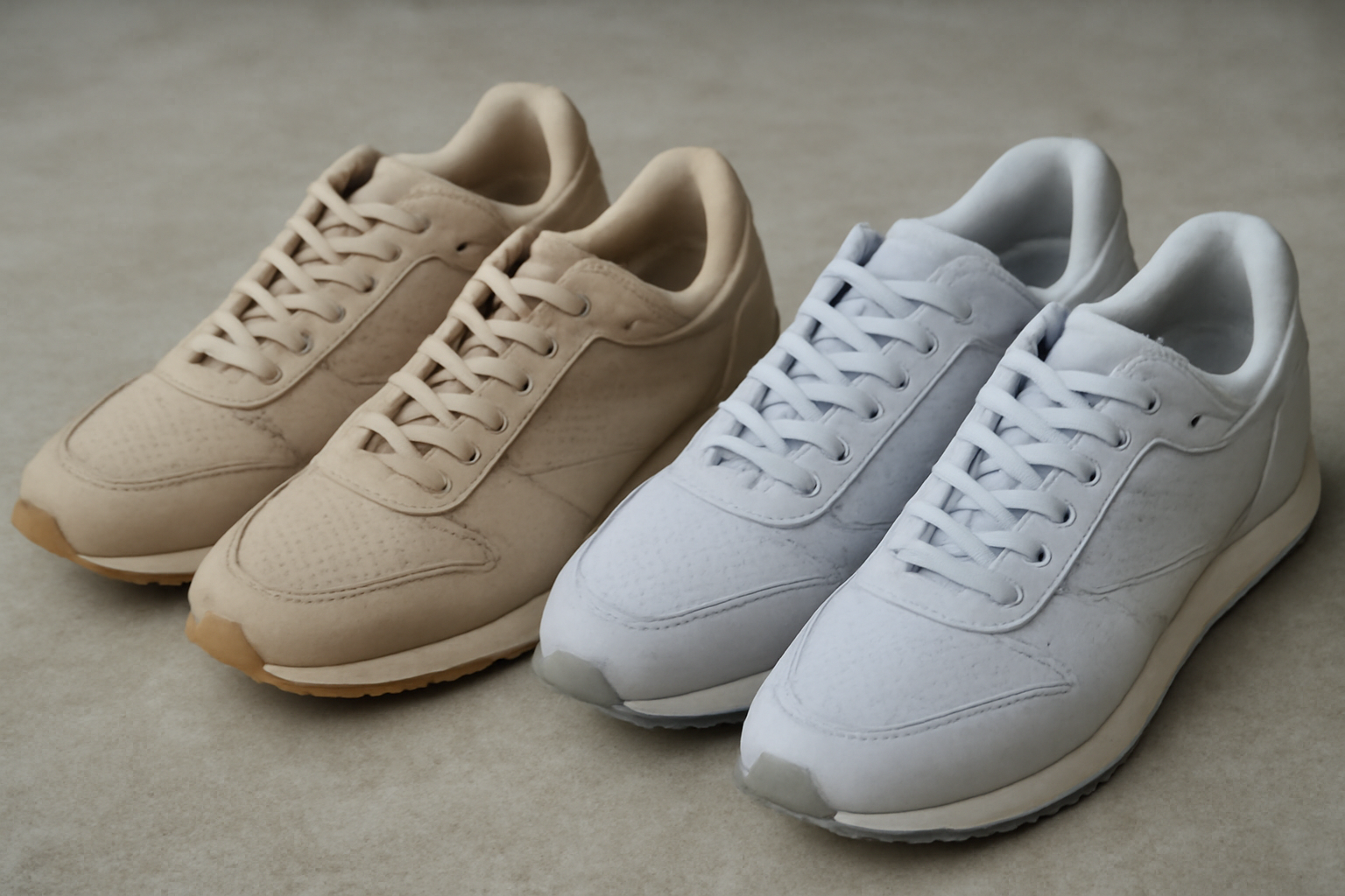 deux paires de baskets posées côte à côte