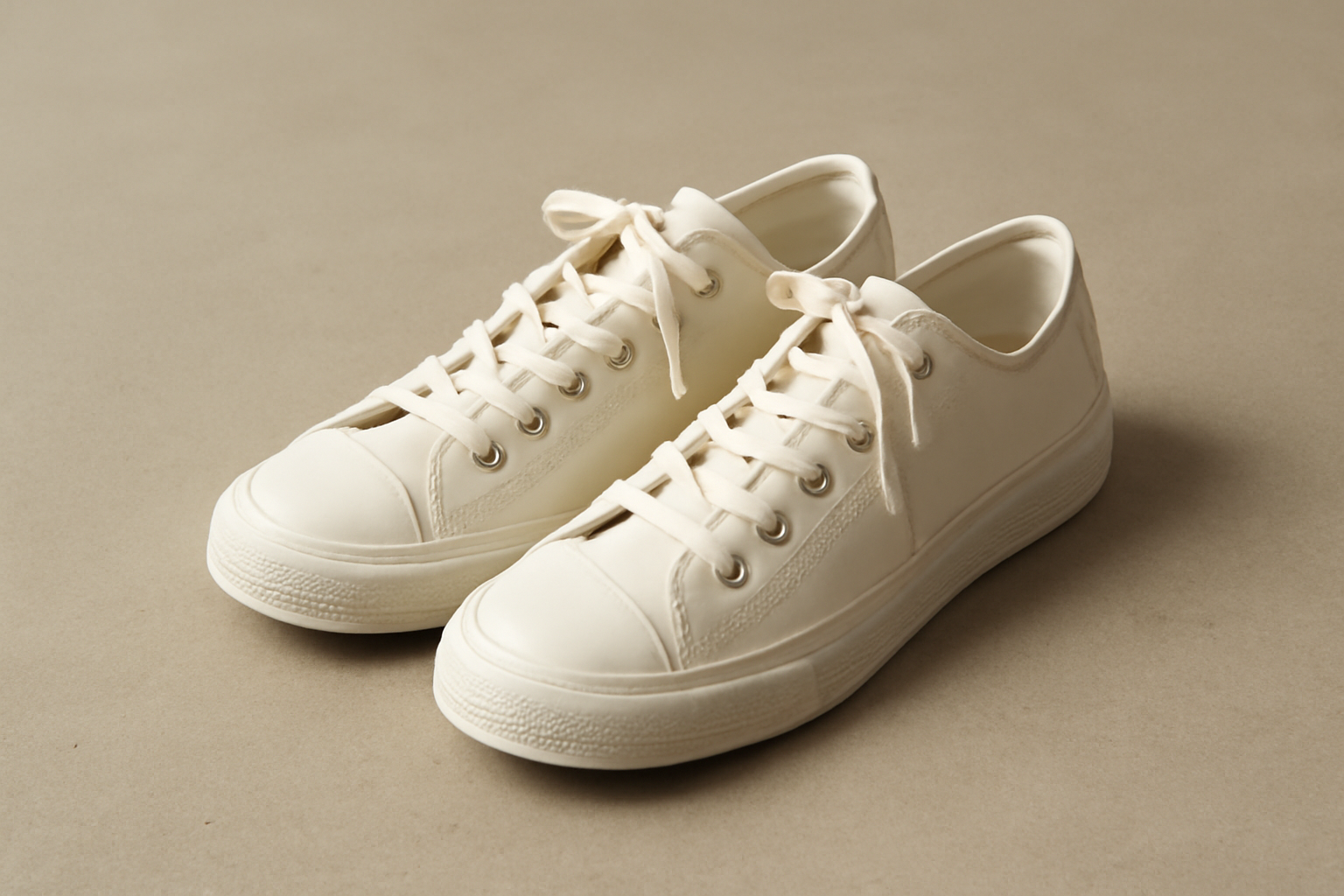 paire de baskets en toile sur sol neutre