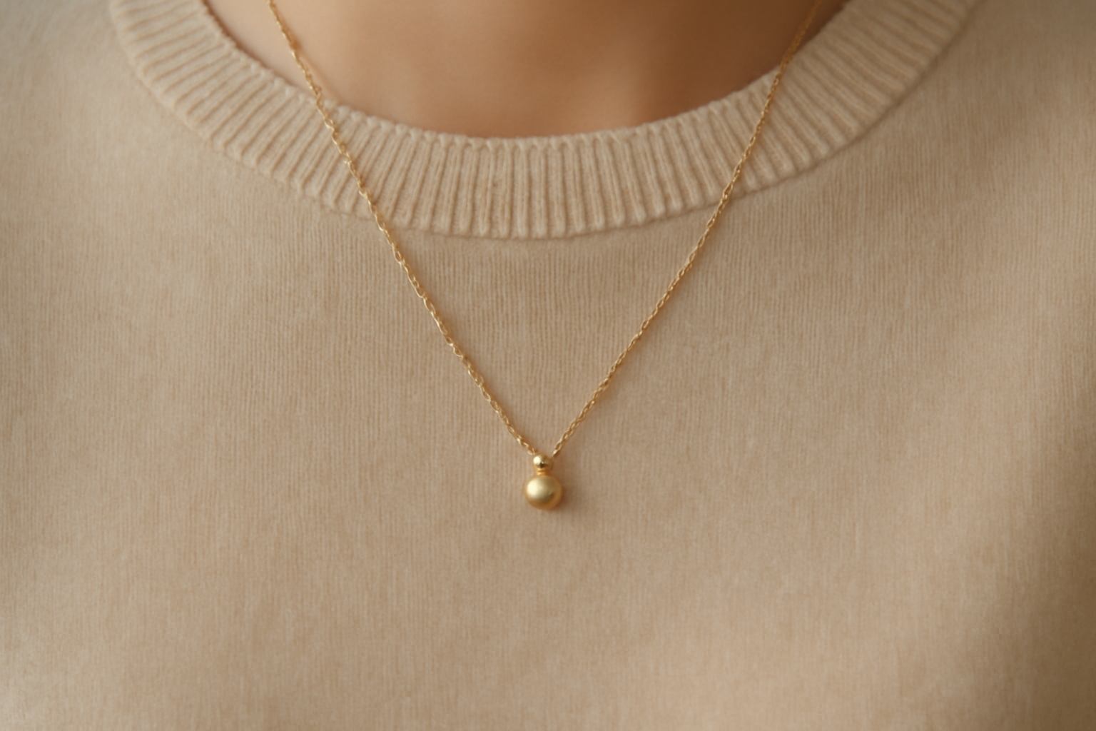 magasindemode-bijoux-pour-look-monochrome collier fin pose sur pull uni
