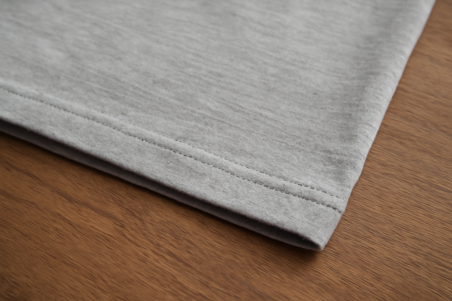 détail couture ourlet t-shirt sur table