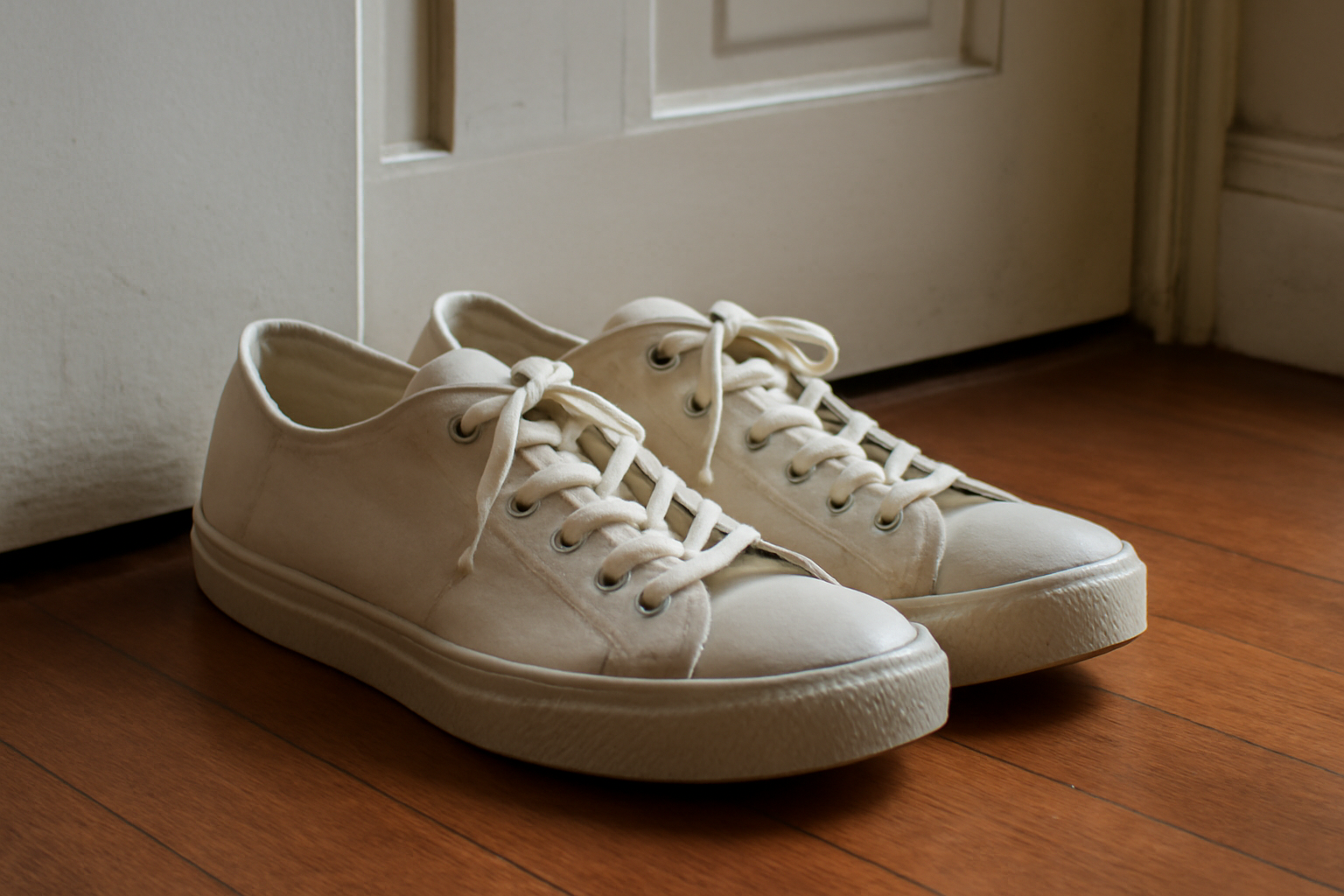 paire de baskets en toile posée près d'une porte