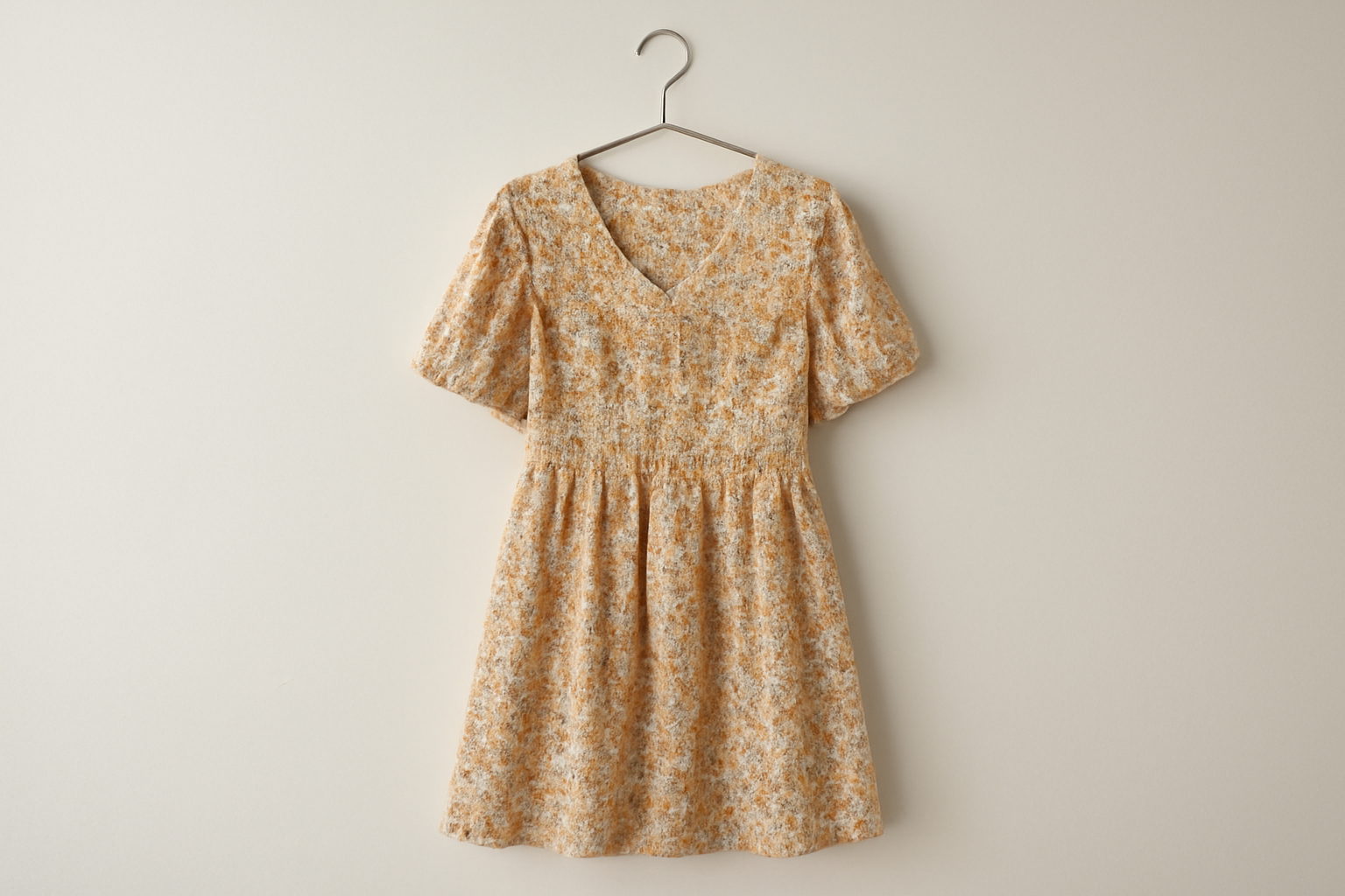 robe à imprimé posée sur cintre minimaliste