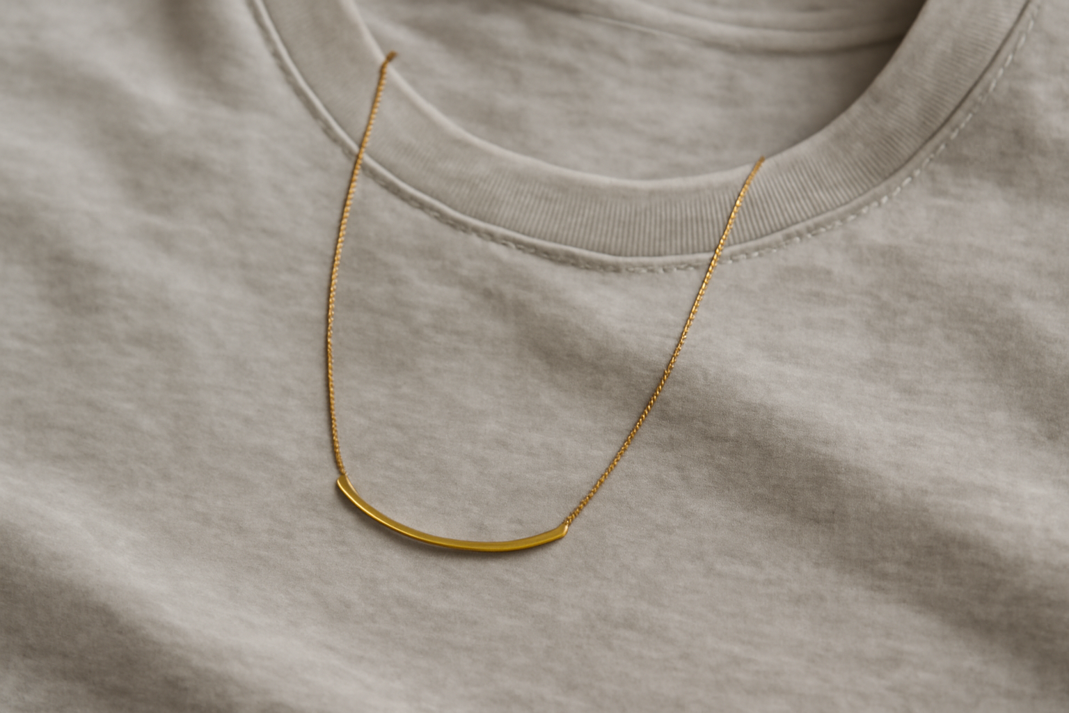 collier minimal posé sur un t-shirt