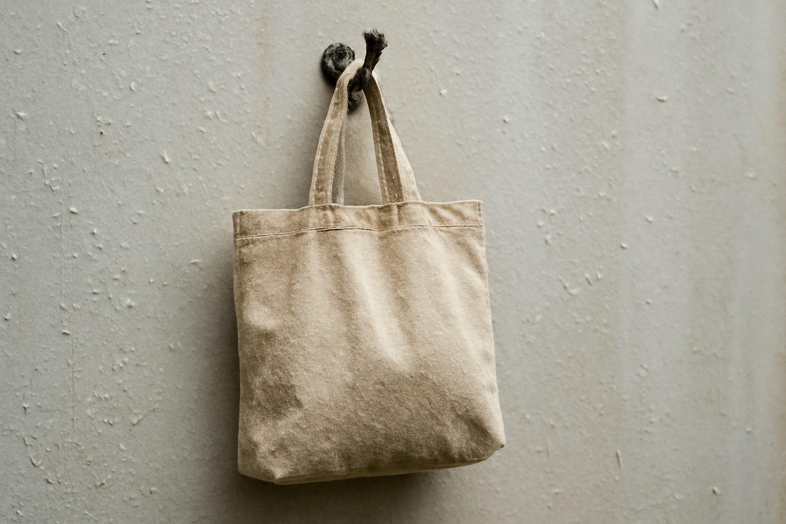 magasindemode-entretien-sac-toile-pluie sac en toile posé sur porte-manteau humide