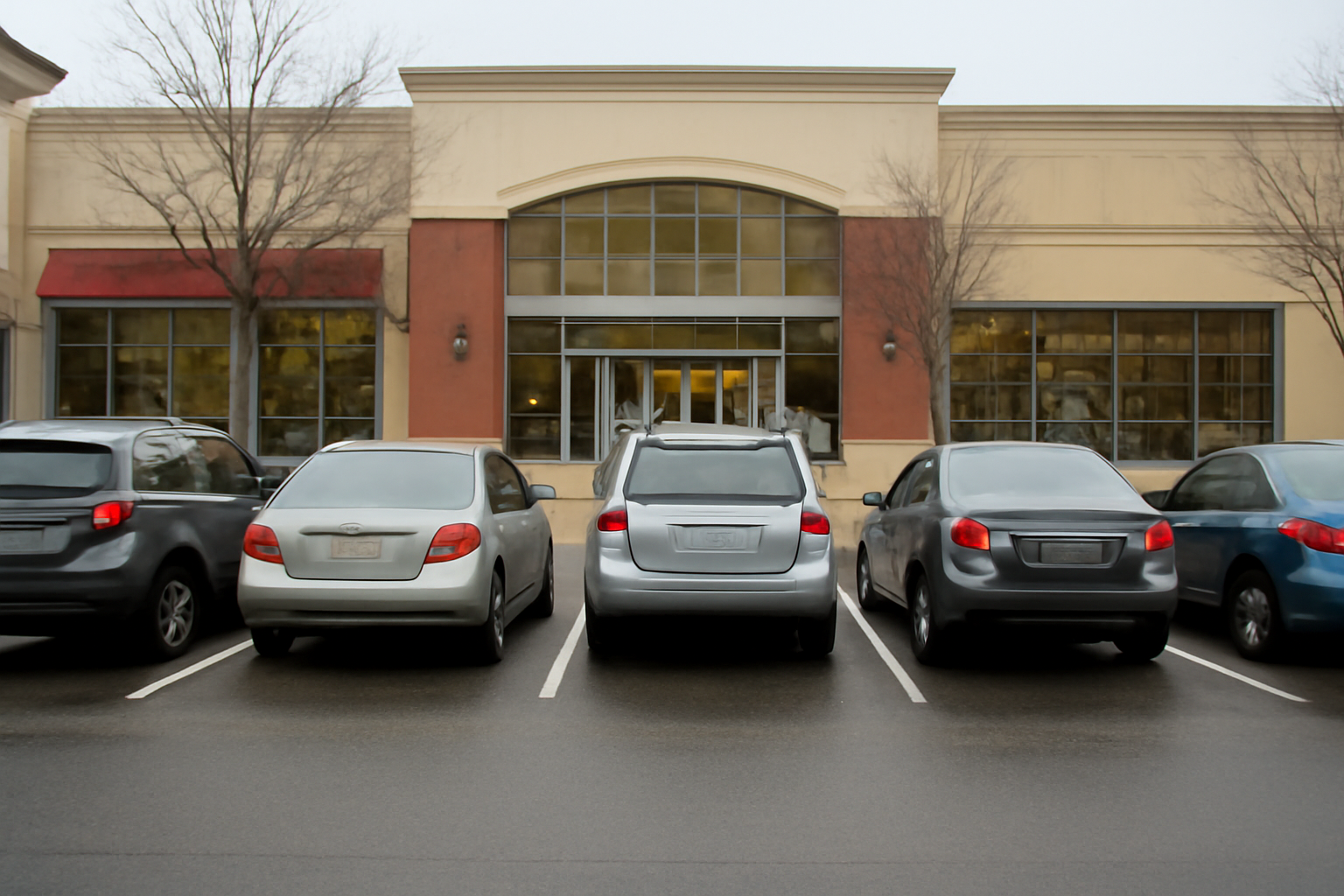 voitures garées devant centre commercial piéton