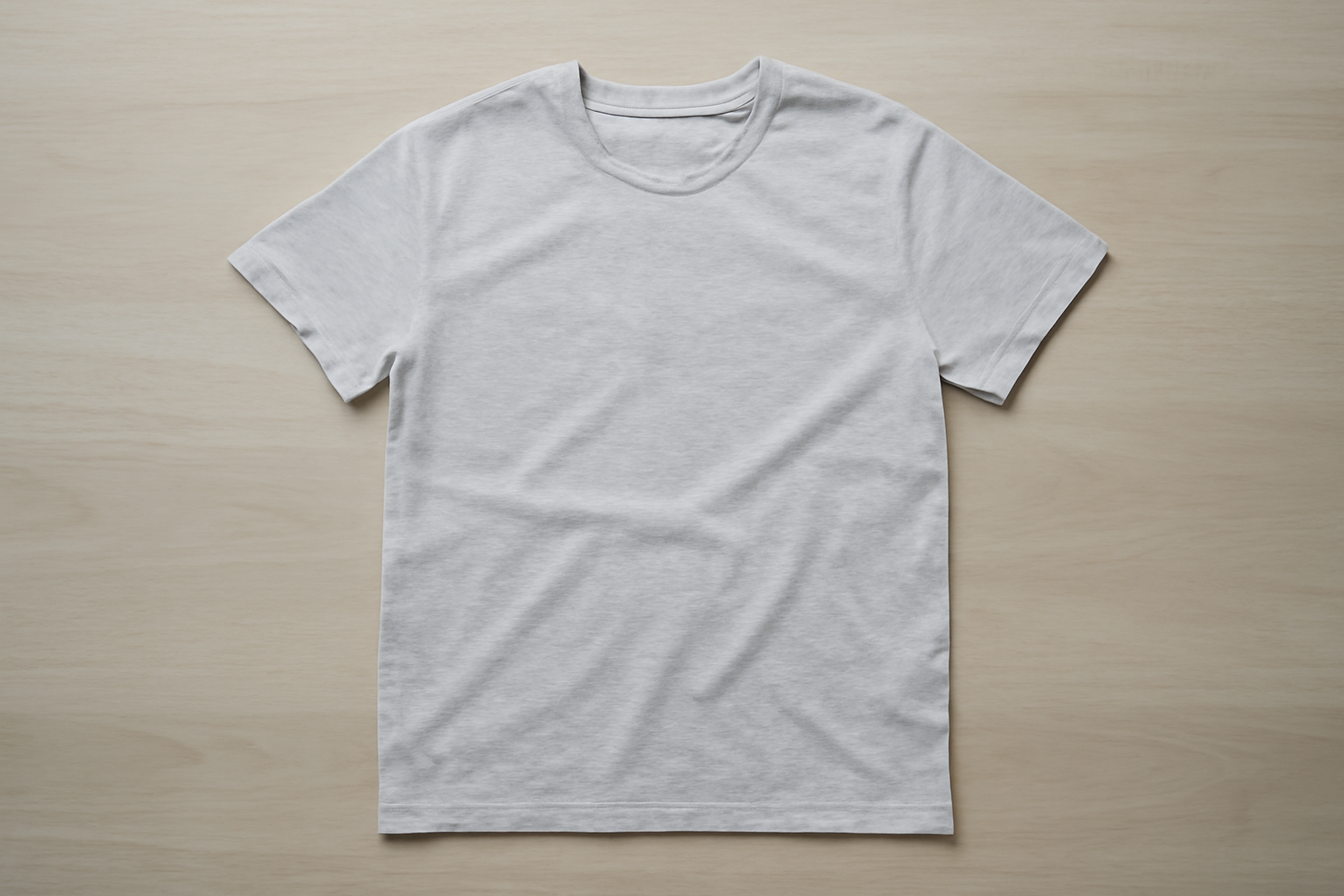 t-shirt léger posé sur table claire