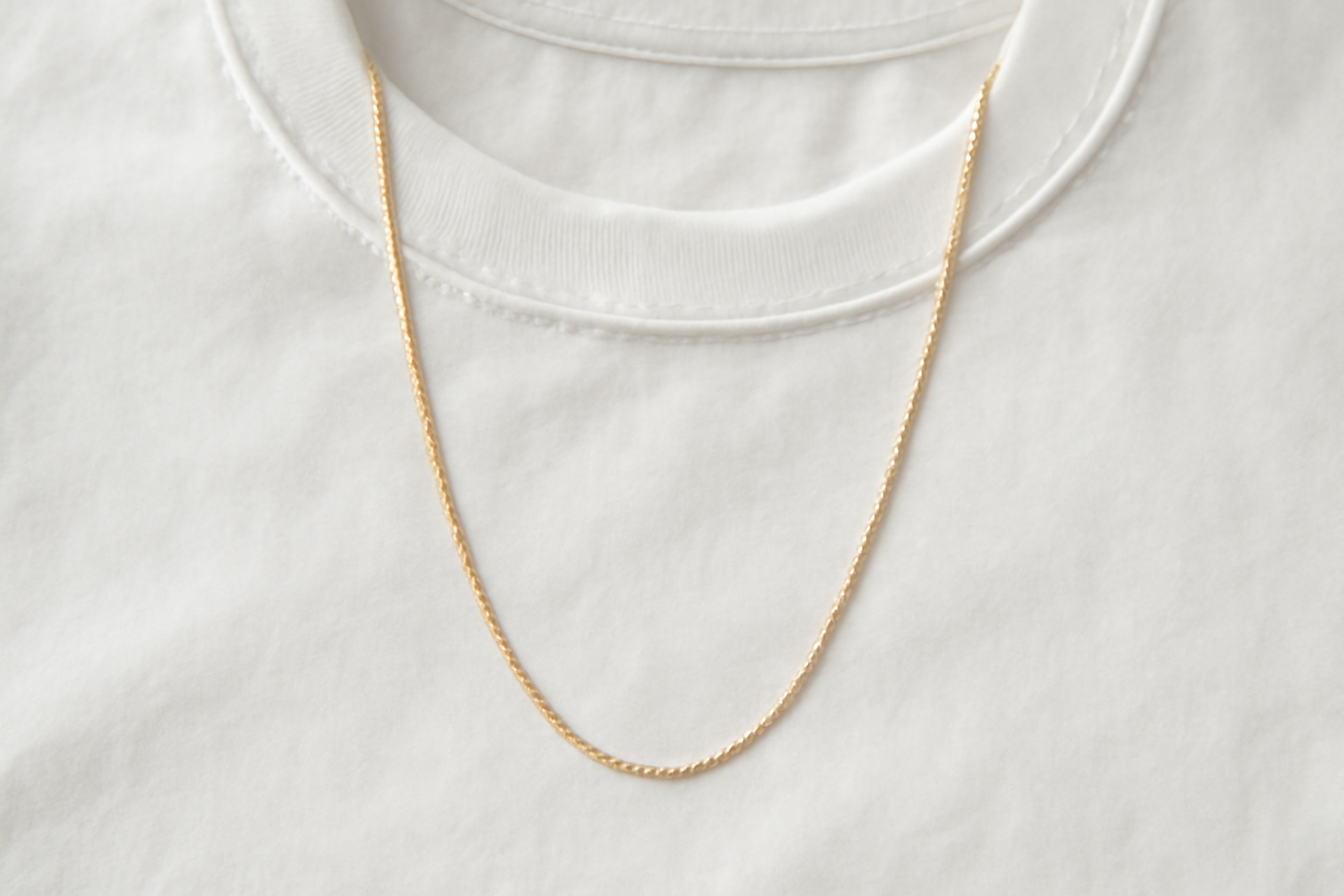 magasindemode-bijou-minimal-jean collier fin posé sur un t-shirt blanc