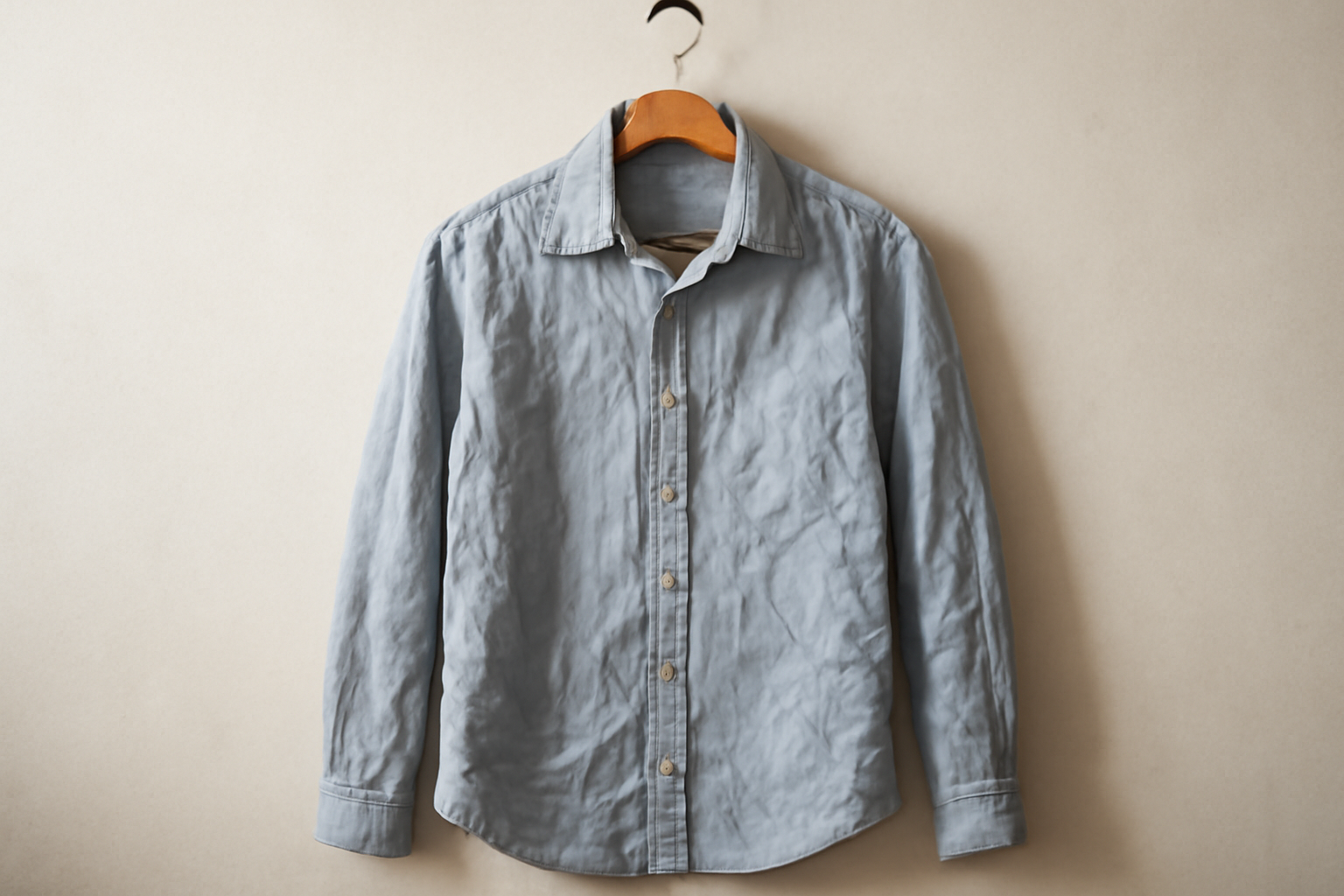 magasindemode-col-chemise-deforme chemise suspendue au cintre col froissé