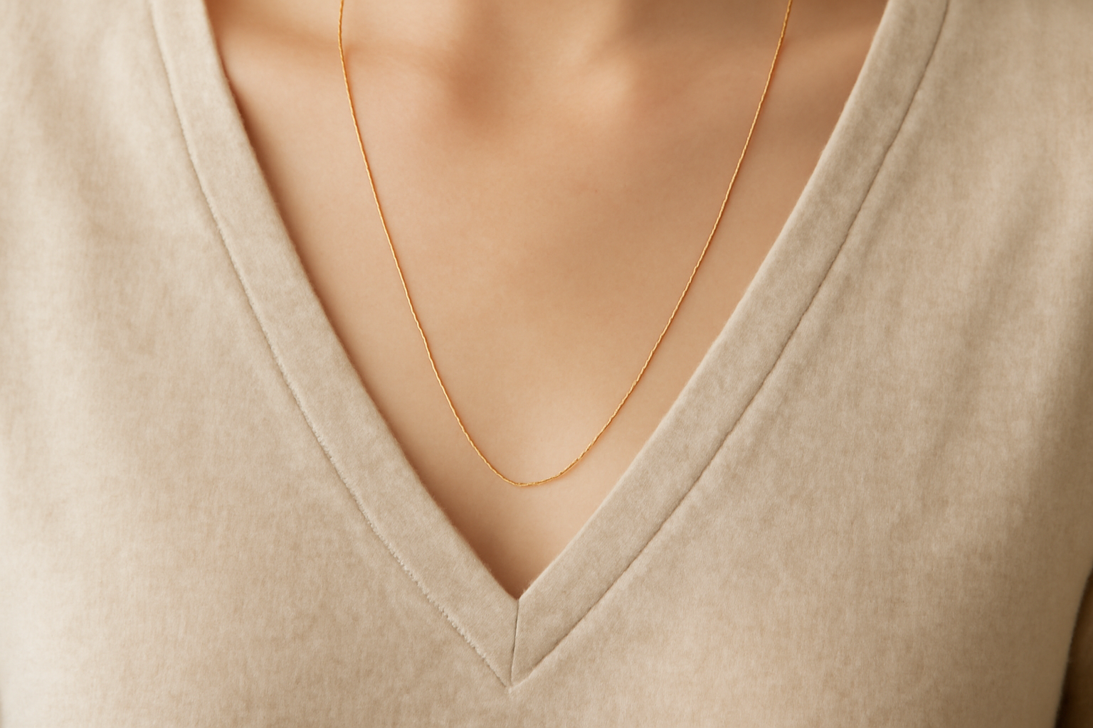 magasindemode-collier-pour-col-v collier fin posé sur un tissu col V