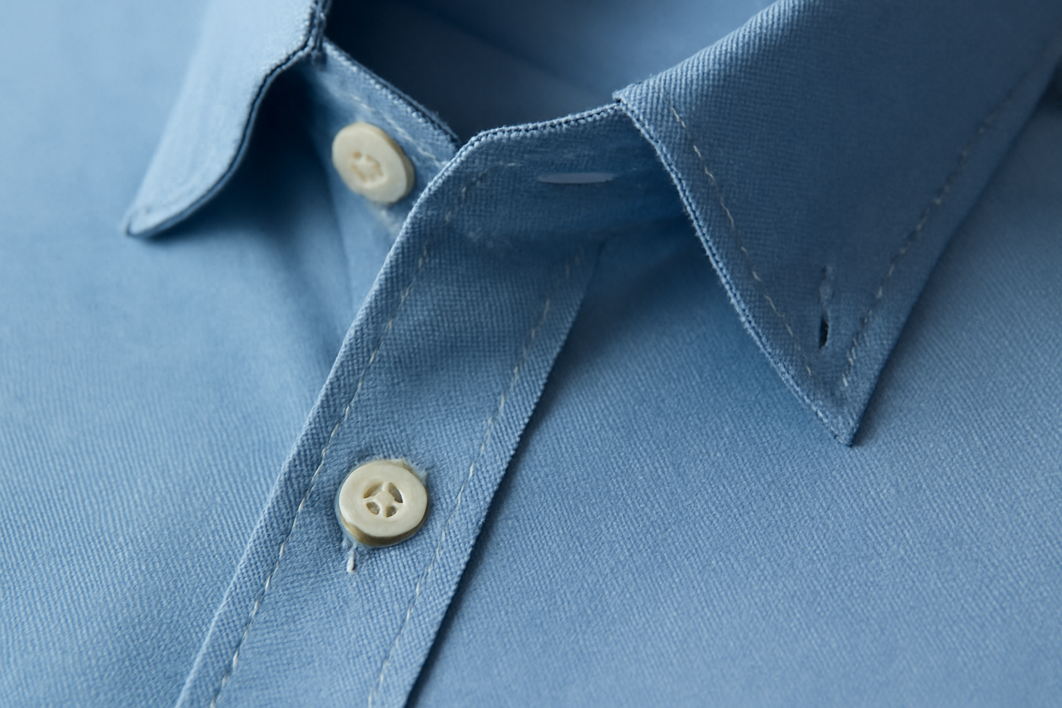 magasindemode-verifier-finitions-chemise détail de couture sur une chemise