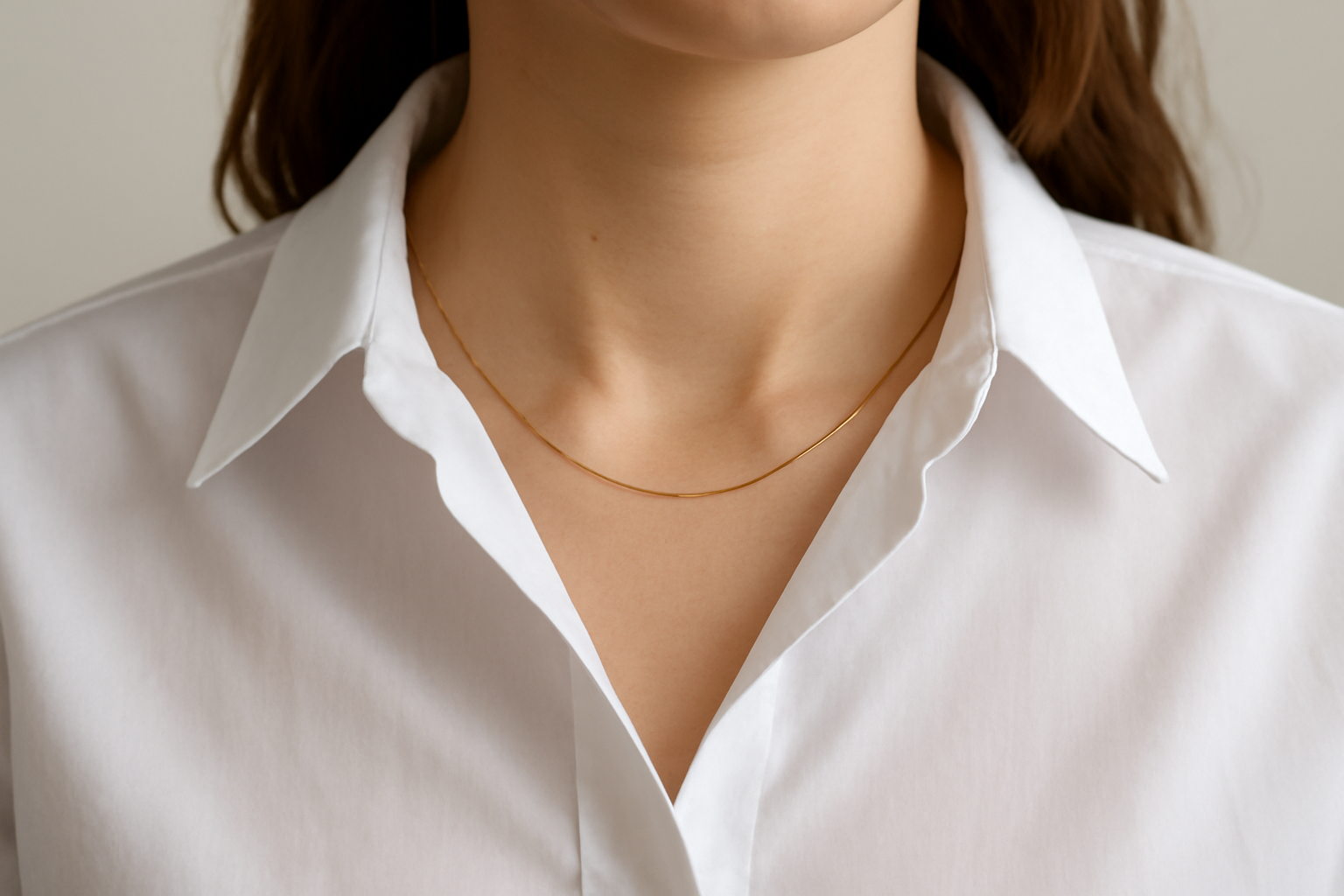 magasindemode-collier-minimal-chemise collier discret porté avec une chemise blanche