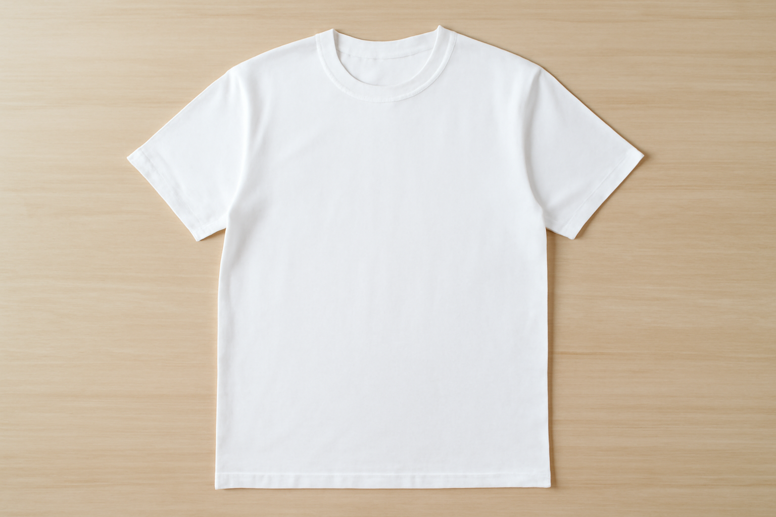 magasindemode-marks-spencer-tshirts-eval t-shirt simple posé sur table claire