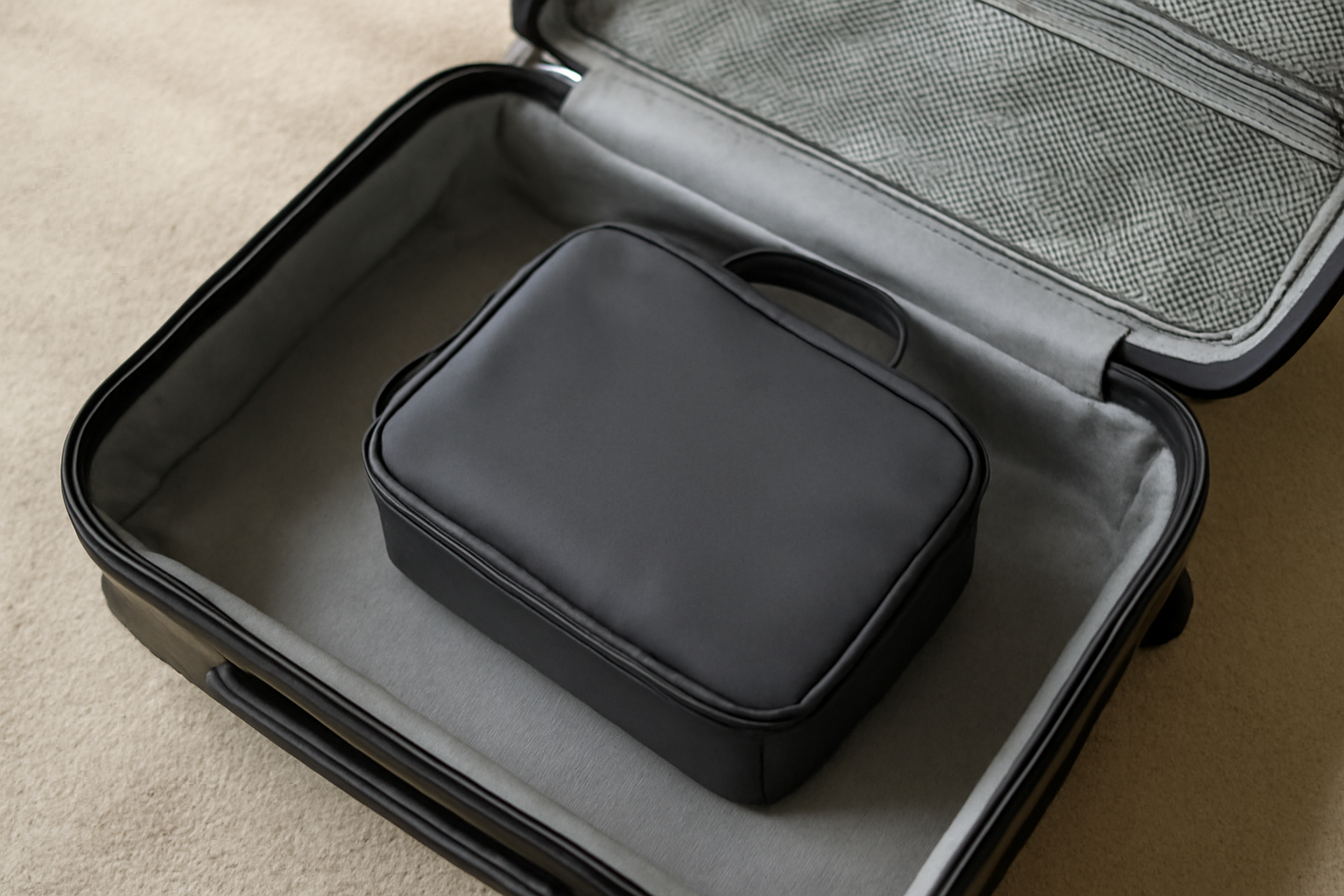 magasindemode-sac-week-end-minimaliste sac compact posé sur valise ouverte
