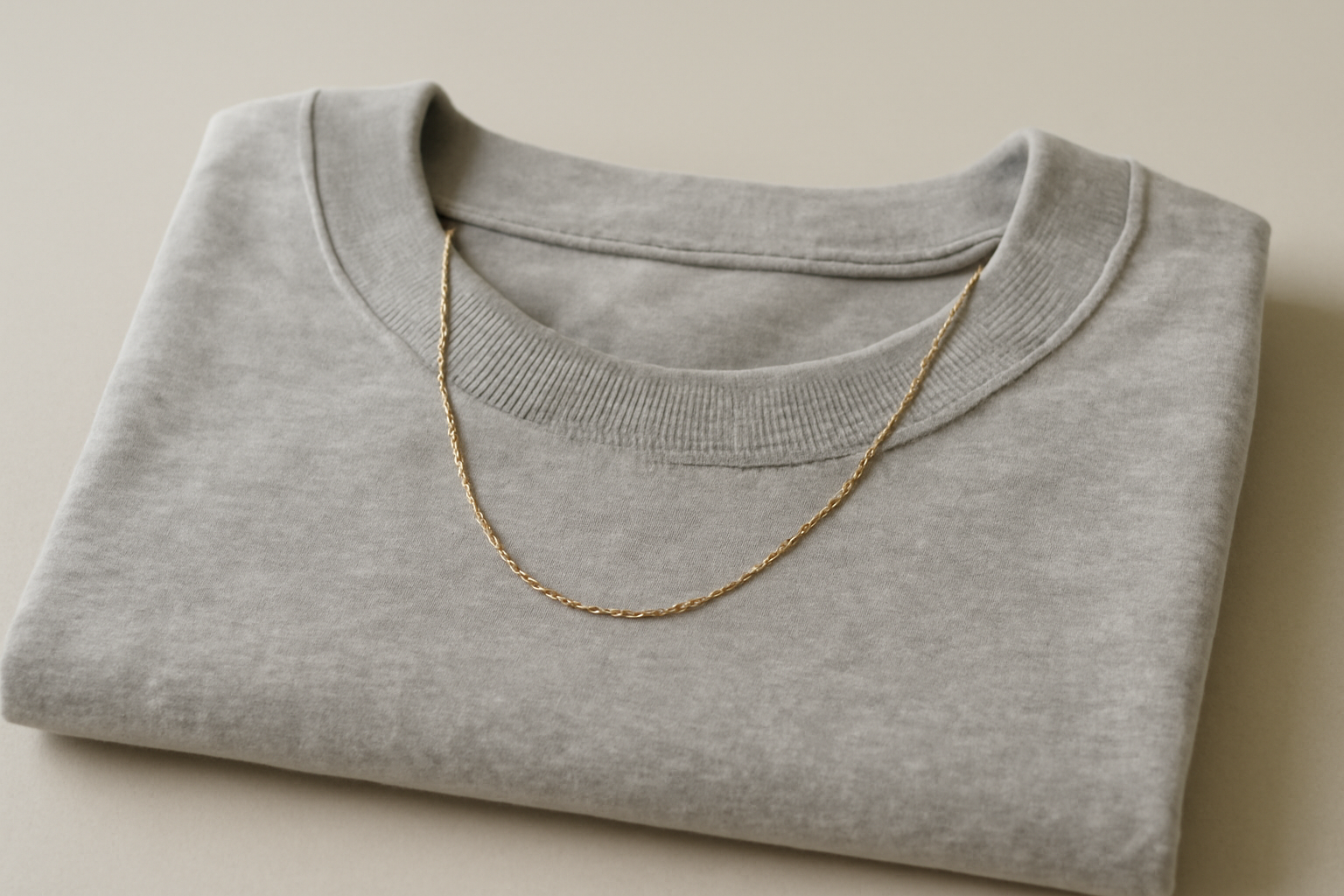 magasindemode-accessoire-pour-tshirt-basique collier discret posé sur un t-shirt plié