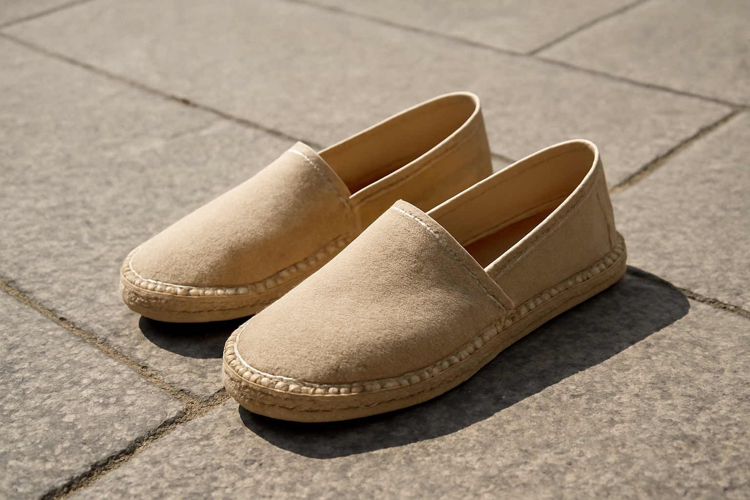 magasindemode-espadrilles-ete-ville paire d'espadrilles posée sur trottoir ensoleillé