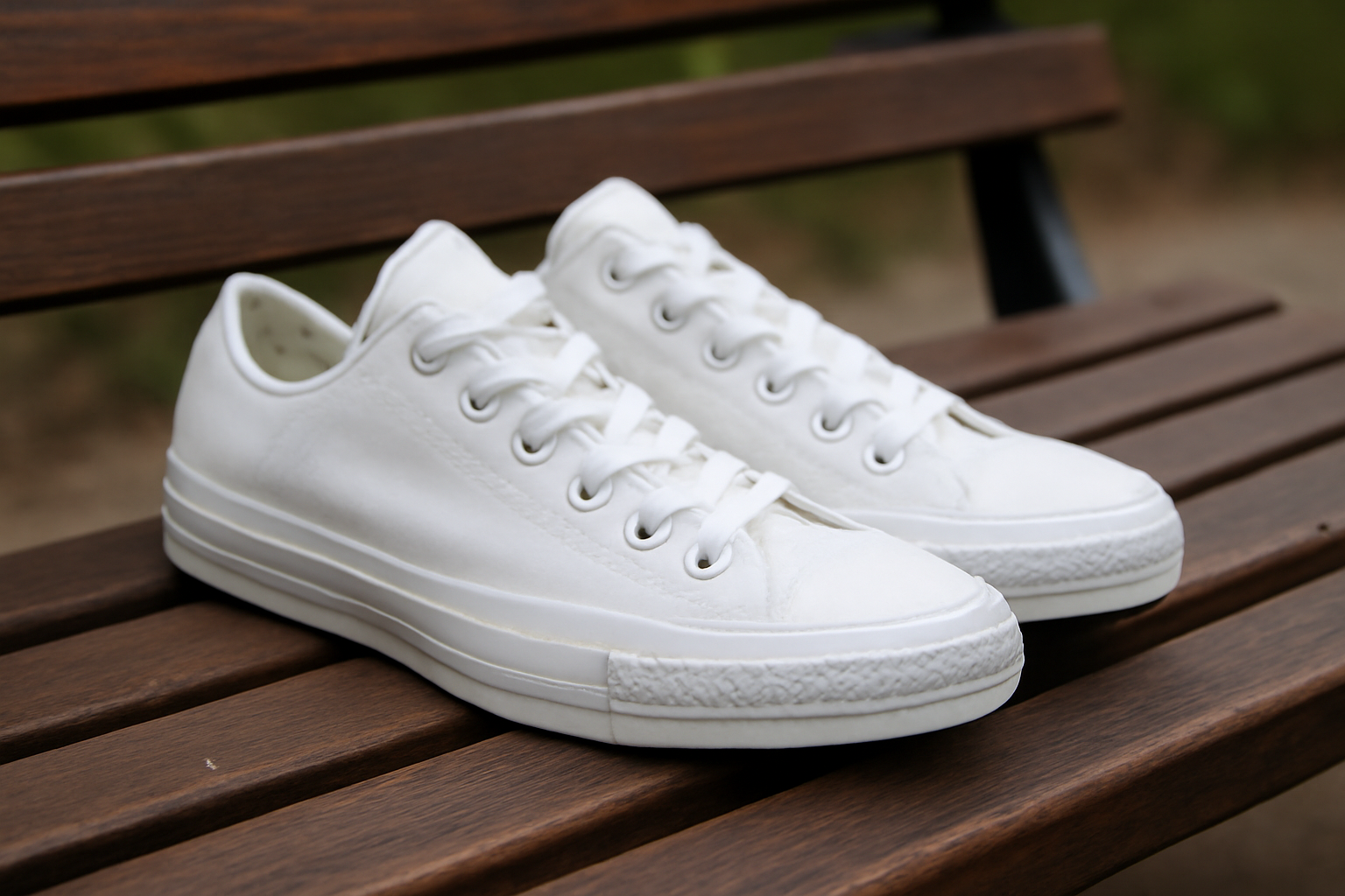 magasindemode-impremeabilisant-baskets-toile paire de baskets en toile sur banc